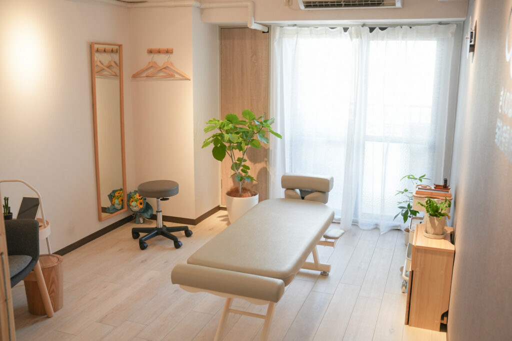 明るく落ち着いた完全個室の施術室