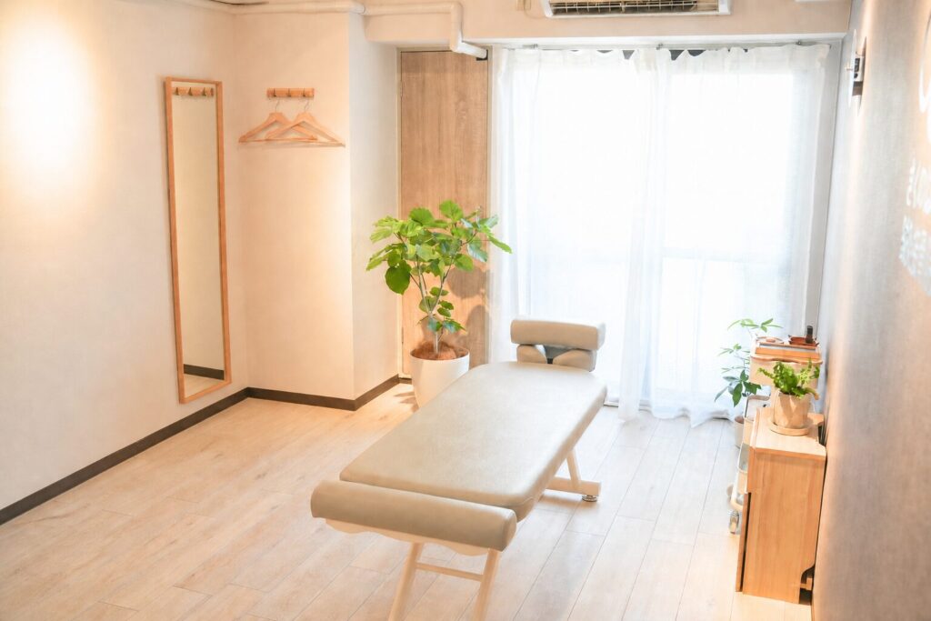 明るく落ち着いた完全個室の施術室